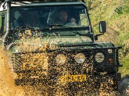 Tobias achter het stuur van de Landrover met daktent (foto: Facebook Rafiki on Tour).