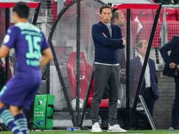 PSV-trainer Roger Schmidt kijkt toe bij de wedstrijd AZ - PSV (Foto: ANP)