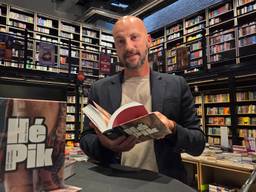 Wiersma met zijn boek (foto: Noël van Hooft).