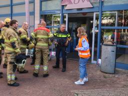 Politie en brandweer bij het ontruimde winkelcentrum in Oss (foto: Gabor Heeres/SQ Vision).