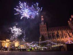 Vuurwerk boven de Sint Jan in Den Bosch