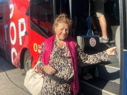 Miep (70) bij de Top 900-stembus in  Uden.