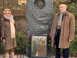 Burgemeester Van Rooij, Renée Wolf-Pinto en Barend Andriesse bij het nieuwe Holocaust monument in Veghel (foto: Jan Peels).