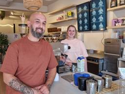 Fethat en Anouk openen koffiebar voor dove én horende wereld