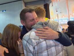 Marco krijgt een stevige knuffel van zijn twee kinderen (Foto: Omroep Brabant). 