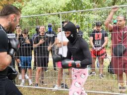 Een gevecht van Hood Fights Den Bosch (Beeld: YouTube).