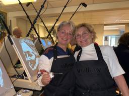 Met de Vullow schildertechniek maken schoonzussen Carola en Trudy een portret (foto: Megan Hanegraaf).