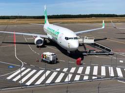 Transavia-toestel staat klaar bij Eindhoven Airport (foto: Hans Janssen).