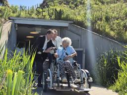 Sjanie Versluis-Ruijtenberg in gesprek met Zonnebloem-ambassadeurs John en Kees de Bever, op de rolstoelfiets van De Zonnebloem bij het Biesbosch MuseumEiland in Werkendam
