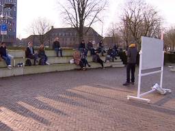Studenten krijgen les in de buitenlucht voor het goede doel (foto: Omroep Brabant).