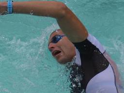 Maarten van der Weijden aan het zwemmen.
