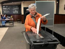 Het is een flinke klus: zo'n lang biljet in de stembus proppen (foto: Eva de Schipper).
