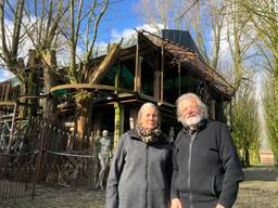 Angele en Marcel van Riel voor hun Tuinsieraad in Heukelom (foto: Tom van den Oetelaar).