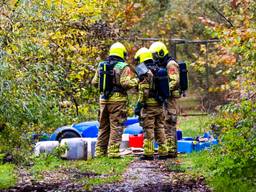 De brandweer bij de gedumpte vaten drugsafval tussen Helenaveen en Griendtsveen (foto: Dave Hendriks/SQ Vision).