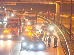 Op de snelweg A16 bij Prinsenbeek is maandagavond een man aangehouden door een arrestatieteam. 