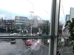 De kapotte ramen in de stationsrestauratie van Eindhoven na de rellen maandag. 