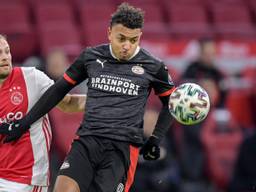 Donyell Malen (rechts) in duel met Ajacied Daley Blind (foto: Orange Pictures).