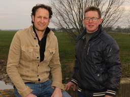 Martino van den Hurk en Corné van den Doelen (r) willen zelf windmolens bouwen in 'hun' polder.