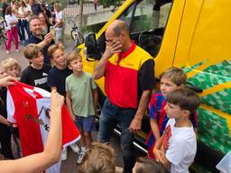 Buurt is ‘verliefd’ op pakketbezorger Genio, maar hij stopt met een traan