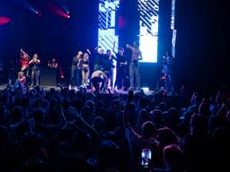 Bezoekers maken selfies en feesten op het podium tijdens het optreden van Lady Bee (foto: Jack Brekelmans/Persburo BMS).