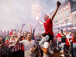 Juichende PSV-fans na het behalen van de landstitel (foto:  ANP 2025/Rob Engelaar).