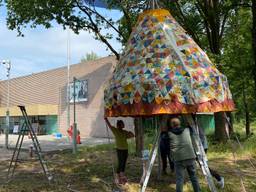 Feestrok voor de deur van Nationaal Monument Kamp Vught (foto: Jan Peels)