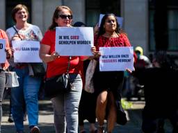 Gedupeerde ouders voeren actie bij de Tweede Kamer (foto: Sem van der Wal/ANP).