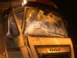 Schade aan een van de vrachtwagens (foto: Twitter WIS_Robert).