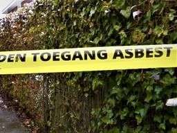 Waarschuwingslint in de Zevenbergse wijk na de asbestvervuiling. (foto: Raoul Cartens)