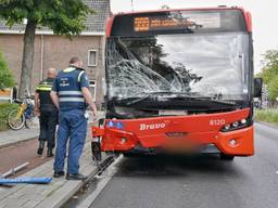 De stadsbus raakte flink beschadigd. (Foto: Toby de Kort / SQ Vision)