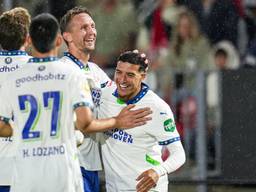 Driouech is de middelpunt van de vreugde na zijn goal tegen Almere City (foto: OrangePictures).