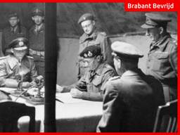 Montgomery (zwarte baret, zittend) met de Duitse commandanten aan tafel in de tent (foto: Wikipedia)