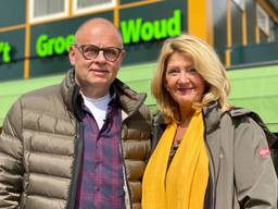 Ton Pijnenburg en zijn vrouw Ellen van Leusden voor hun restaurant (foto: Jan Peels)