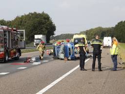 Auto over de kop geslagen op A17 bij Oudenbosch