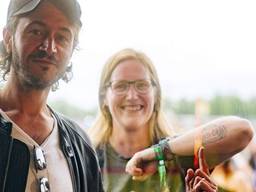 Tom Smith van Editors met Sanne en haar tattoo (privéfoto).