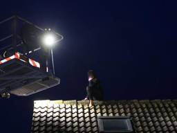 Vrouw van dak gered na hachelijke actie om eigen huis binnen te komen