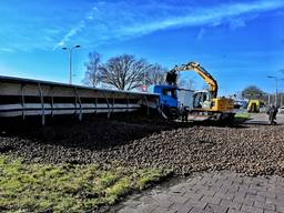 Tienduizenden aardappelen op de weg