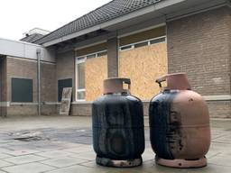 De twee gasflessen en de afgedekte ramen en deuren (foto: Eva de Schipper).