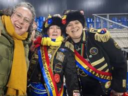 Marielle, Anita en Elke op de tribune van het Mandemakers Stadion. (Foto: Leon Voskamp)