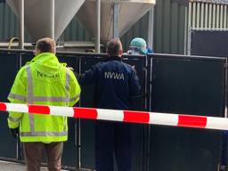 De NVWA bij de besmette nertsenfokkerij in Deurne (foto: Eva de Schipper).