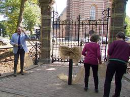 Onthulling van de monumentale poort (foto: Omroep Brabant).