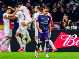 Mario Götze druipt af, in de achtergrond feestvierende Ajax-spelers (Foto: ANP)