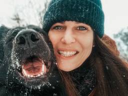 Hondentrainster Marloes van der Velden geeft wintertips aan hondenbezitters. 