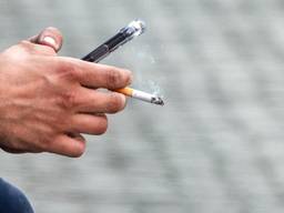 Roken op tv mag niet, waarom dan wel op sociale media? (foto: ANP)