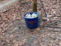 Efteling-medewerkers helpen een handje in de natuur.