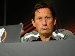 Roger Schmidt bij de persconferentie in aanloop naar AS Monaco (Foto: ANP)