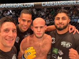 MMA-vechter Daan Duijs en zijn team. Links staat trainer Duane van Helvoirt.