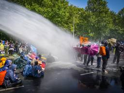 De politie zette een waterkanon in tegen activisten van Extinction Rebellion die de A12 in Den Haag voor de zevende keer blokkeerden. (foto: ANP 2023/Phil Nijhuis).
