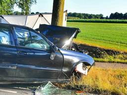 Een automobilist is donderdagavond om het leven gekomen bij een crash tegen een boom
