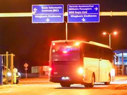 Bus met Nederlandse passagiers uit Wuhan bij vliegbasis Eindhoven (foto: Dave Hendriks / SQ Vision Mediaprodukties)